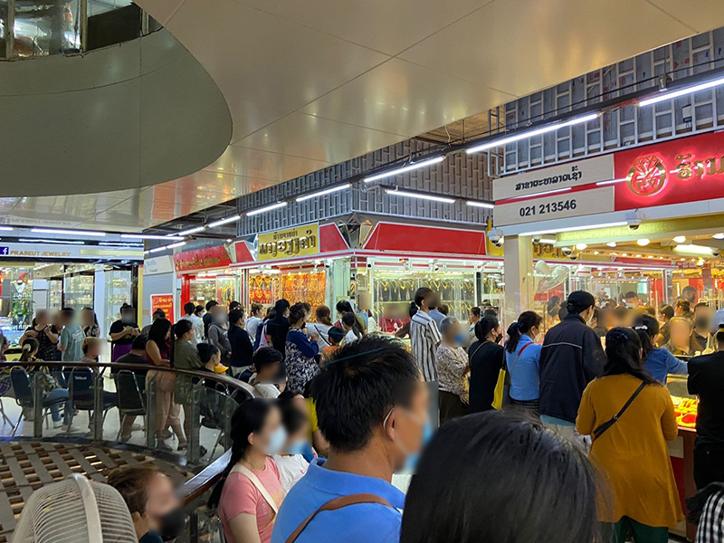 คนลาวแห่ขายทอง