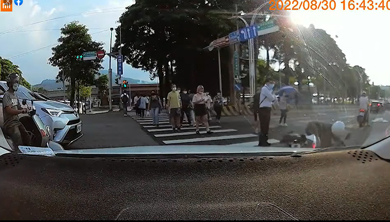 เปิดนาที มอเตอร์ไซค์ซิ่งฝ่าคนข้ามทางม้าลาย