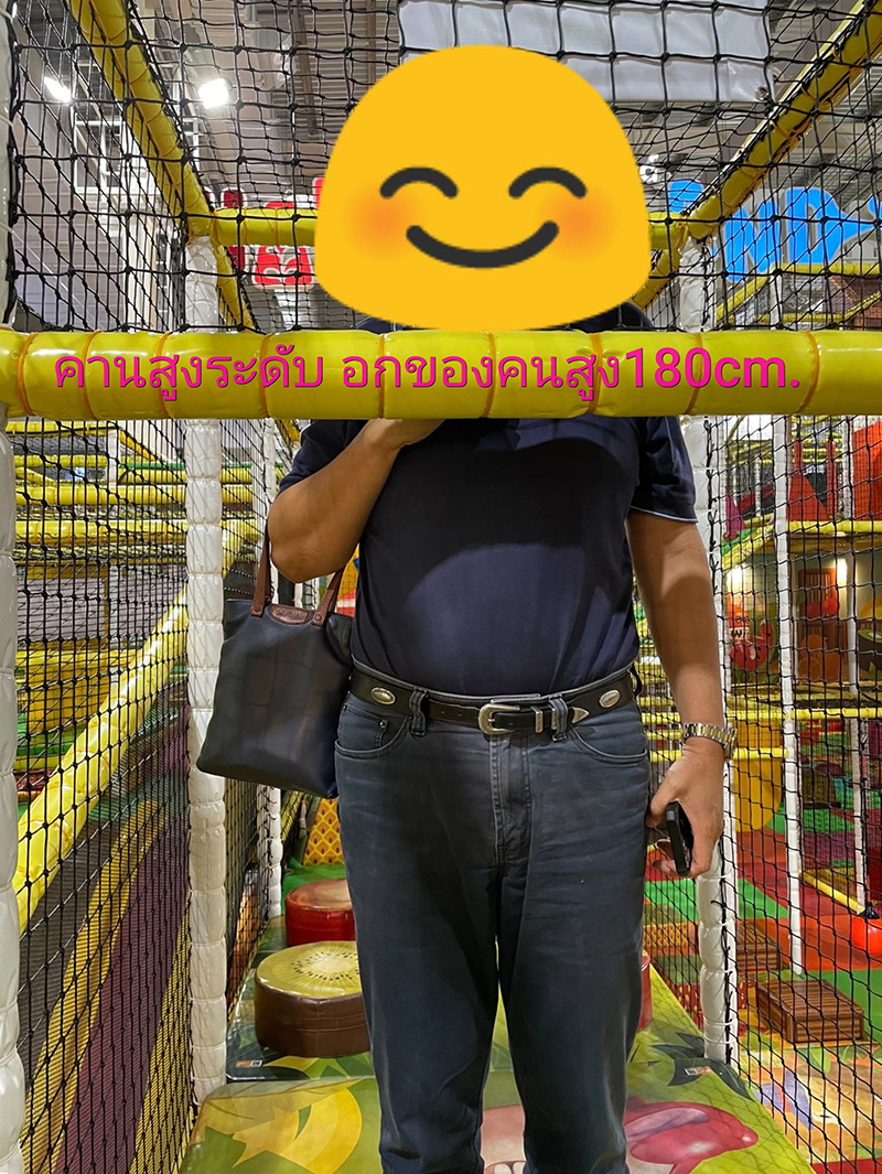 พ่อเฝ้าลูกเล่นเครื่องเล่น ก่อนชนคานเจ็บหนัก 