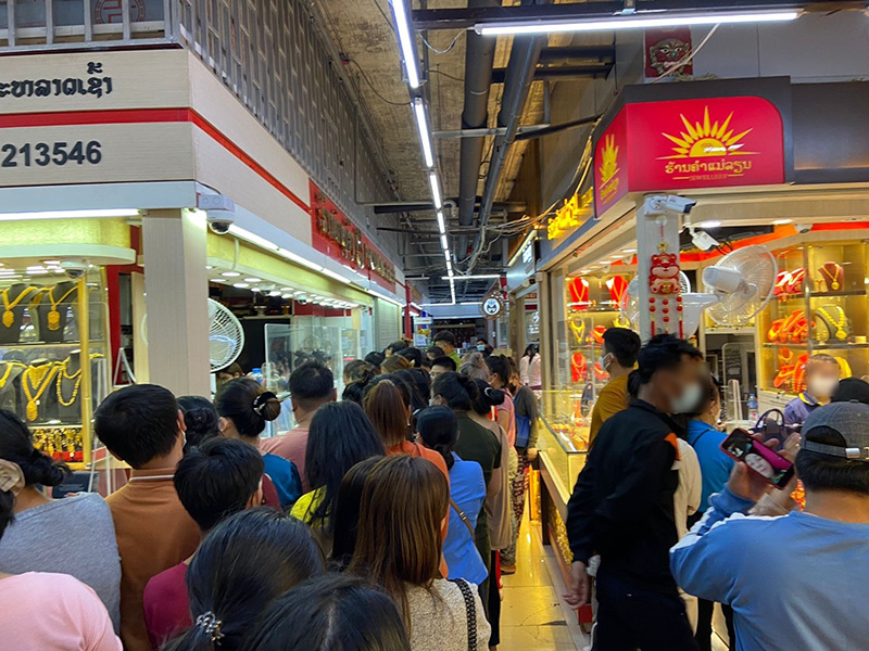 คนลาวแห่ขายทอง