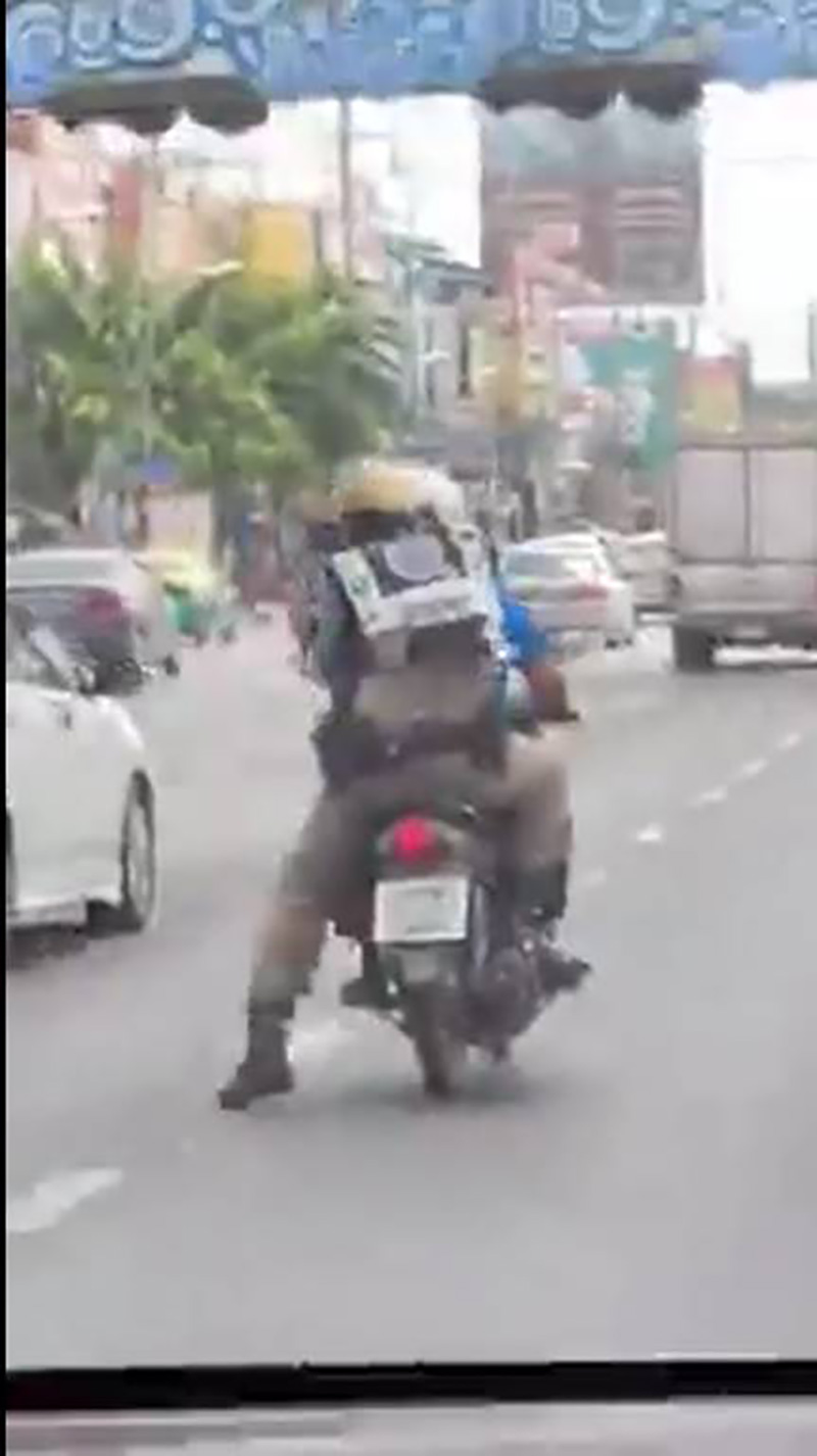 หนุ่มบิด จยย. หนี ตร. 