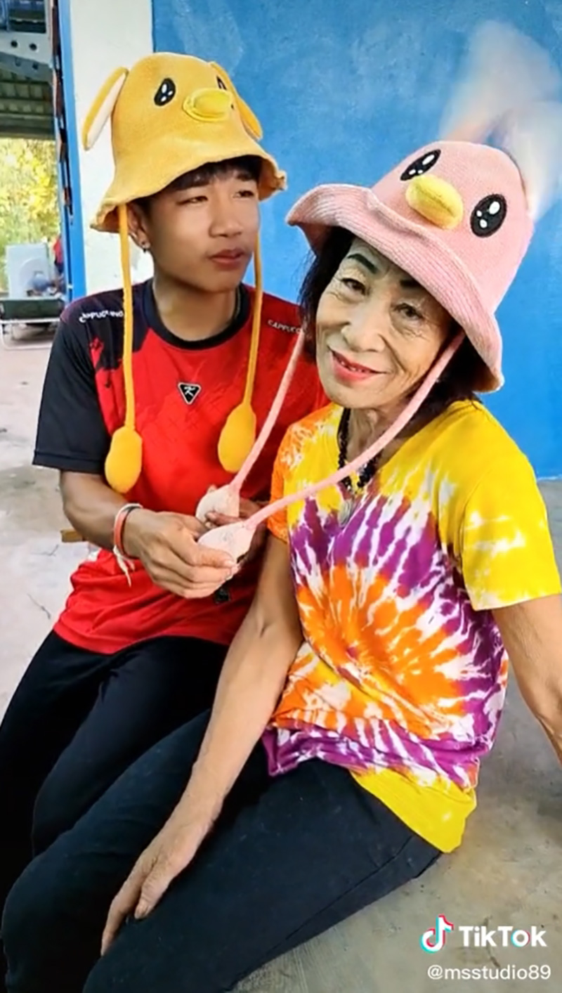 ยายจันลา น้องตั้ง คู่รักต่างวัย