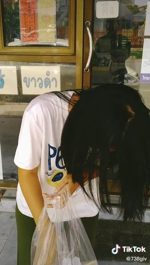 ลูกค้าสั่งให้ส่งเค้กวันเกิดให้เพื่อน