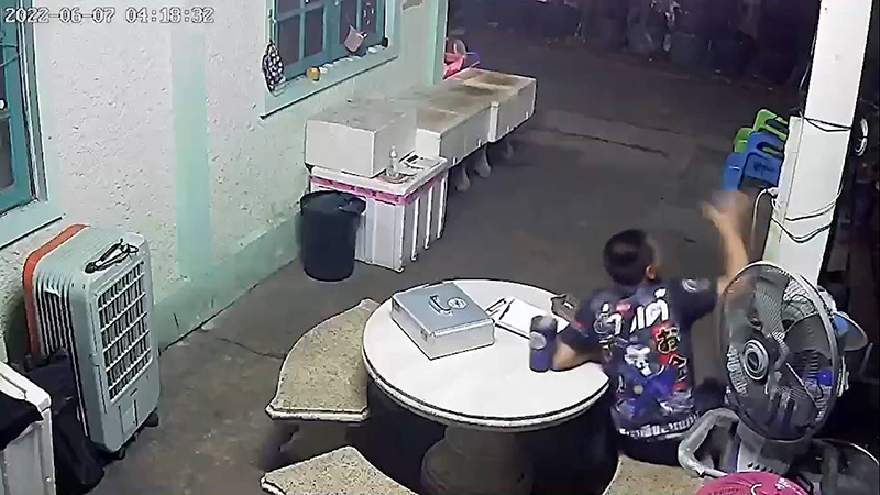 คลิปปริศนา ! หันมองกล้องตอนตี 4 ตาเบิกโพลงก่อนลงไปชัก