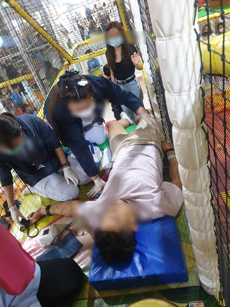 พ่อเฝ้าลูกเล่นเครื่องเล่น ก่อนชนคานเจ็บหนัก 