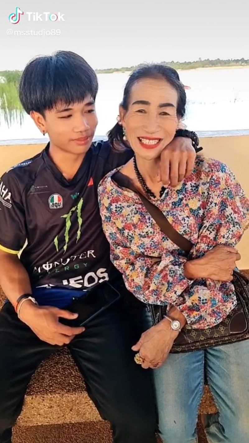 ยายจันลา น้องตั้ง คู่รักต่างวัย