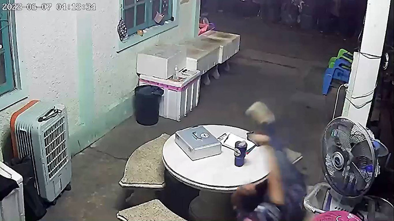 คลิปปริศนา ! หันมองกล้องตอนตี 4 ตาเบิกโพลงก่อนลงไปชัก