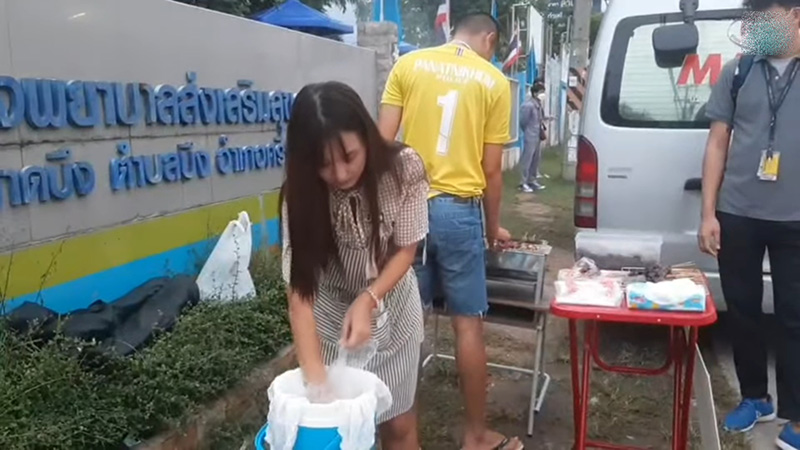 ไวรัลชวนปิ๊ง หมอป๊อป แม่ค้าหมูปิ้งไม้ละ 5 บาท 