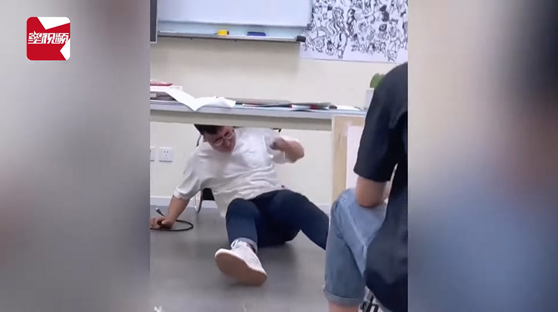 อาจารย์หนุ่มอายม้วน จู่ ๆ แฟนสาวส่งแชตอ้อน