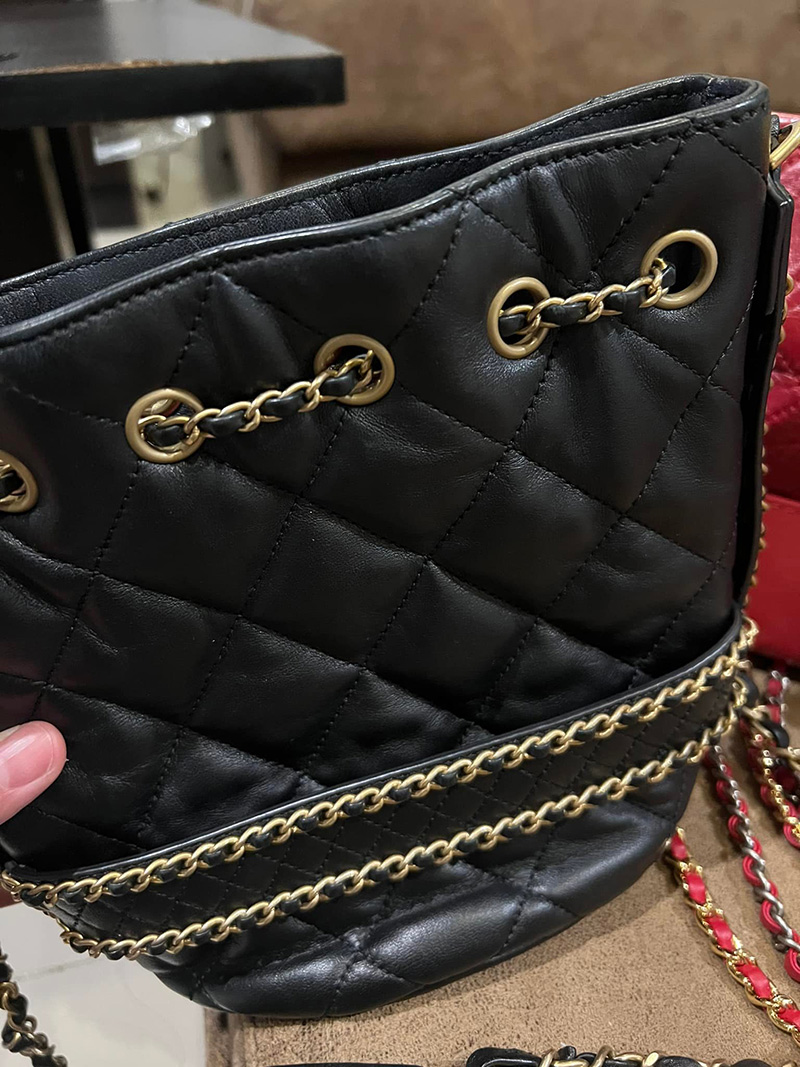 สาวเดือดจัด สาดน้ำไล่ มิจฉาชีพ หลังเอาแบรนด์เนมปลอมมาจำนำ 