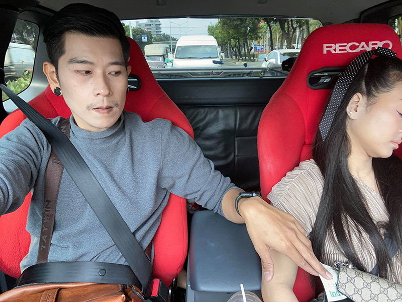 พ่อพาลูกเอาดอกไม้มาไหว้ รู้เลยใครกินนมเยอะสุด 