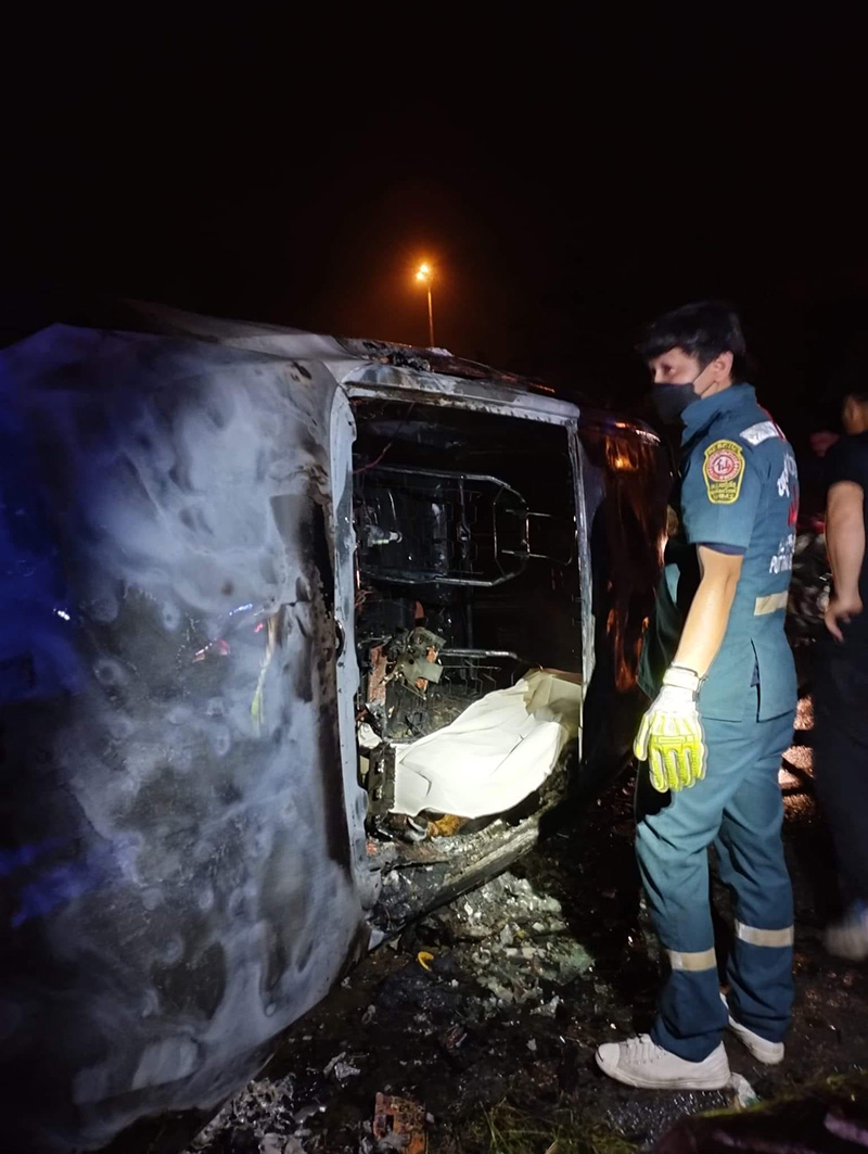 ขับรถฝ่าสายฝนเสียหลักคว่ำไฟไหม้ทั้งคัน