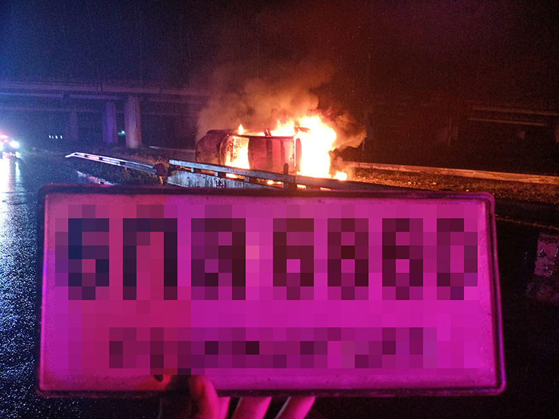 ขับรถฝ่าสายฝนเสียหลักคว่ำไฟไหม้ทั้งคัน