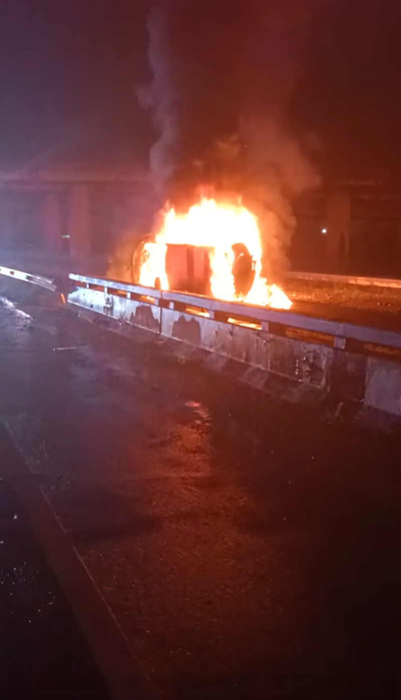 ขับรถฝ่าสายฝนเสียหลักคว่ำไฟไหม้ทั้งคัน