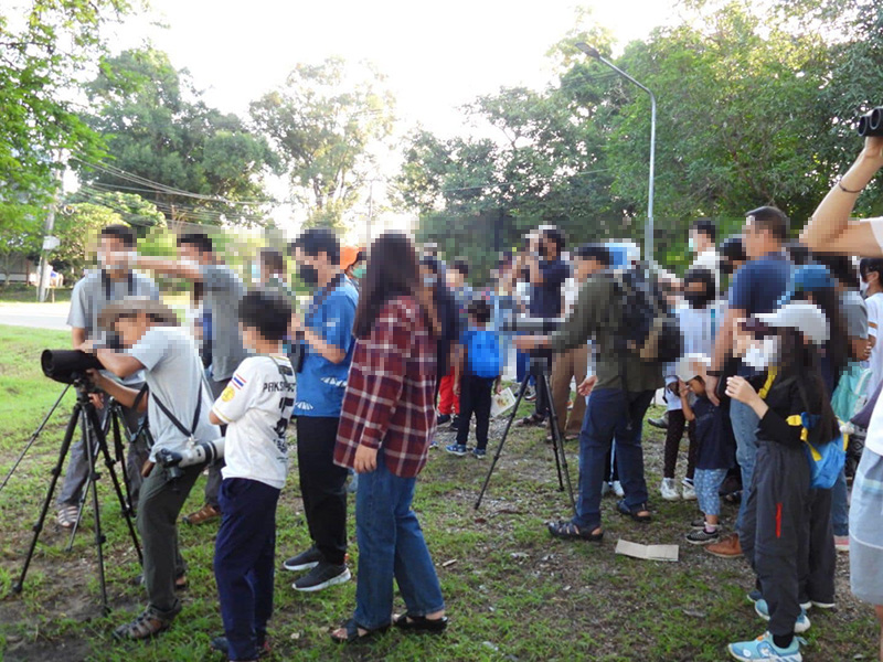 หมอจัดกิจกรรมพาเด็กดูนก