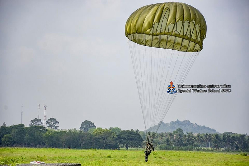 บัวขาว วางนวม ฝึกทหารโดดร่ม