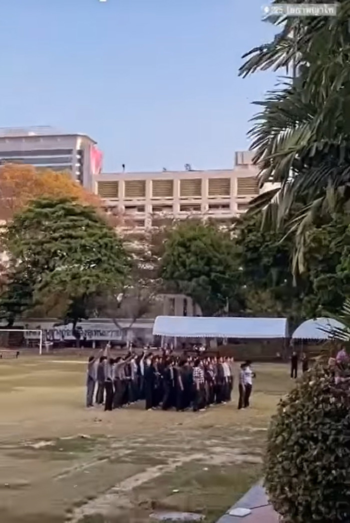 นักศึกษา ชักปืนยิงขึ้นฟ้า