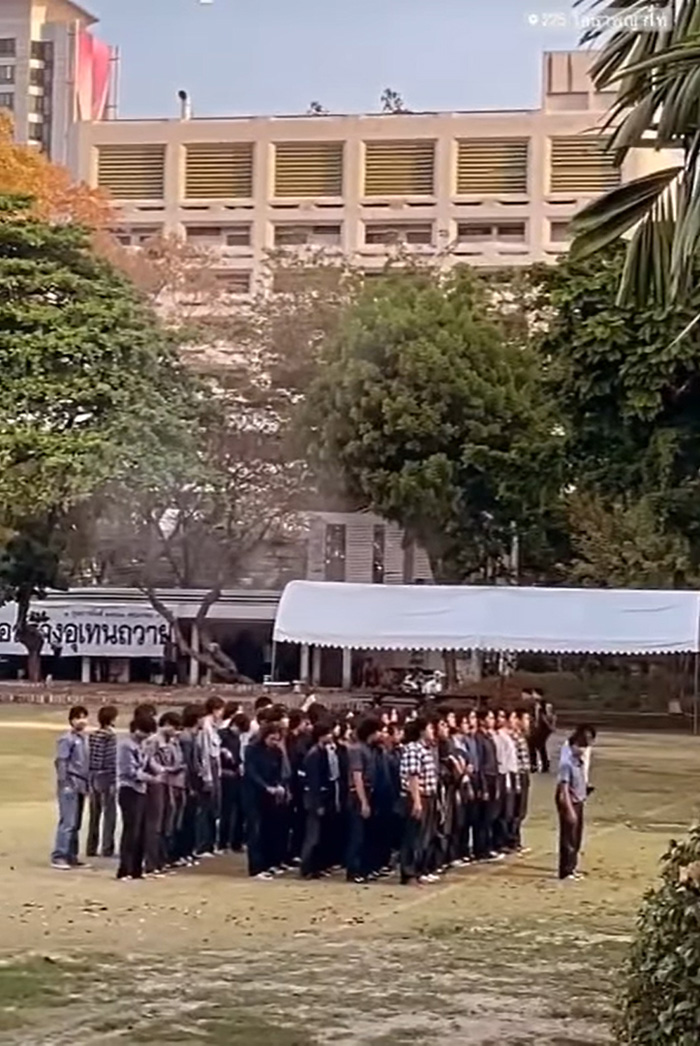 นักศึกษา ชักปืนยิงขึ้นฟ้า