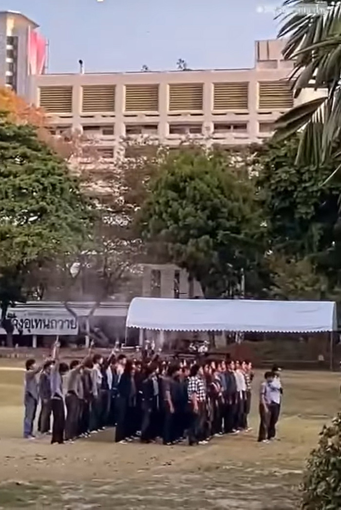 นักศึกษา ชักปืนยิงขึ้นฟ้า