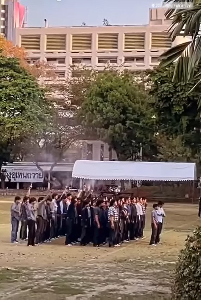 นักศึกษา ชักปืนยิงขึ้นฟ้า