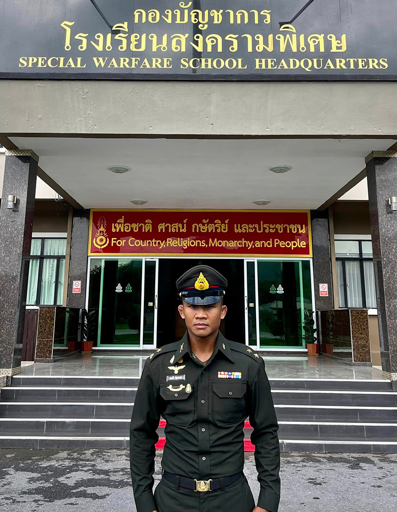 บัวขาว วางนวม ฝึกทหารโดดร่ม