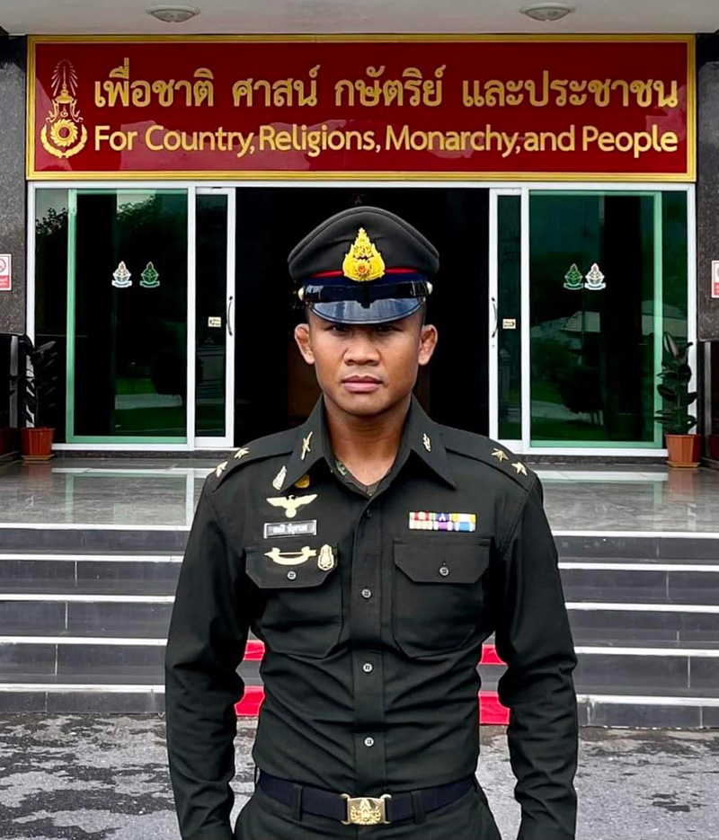 บัวขาว วางนวม ฝึกทหารโดดร่ม