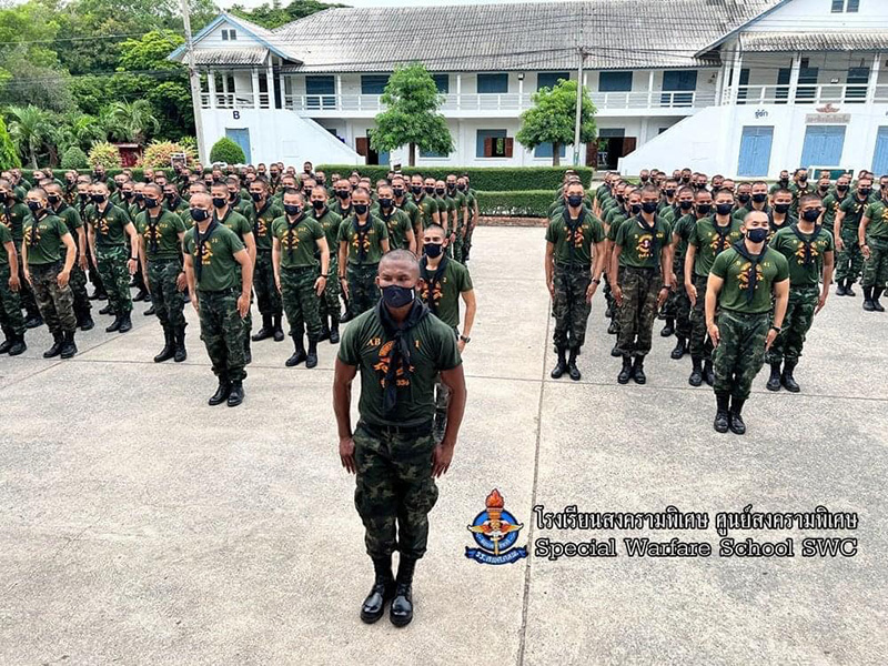 บัวขาว วางนวม ฝึกทหารโดดร่ม