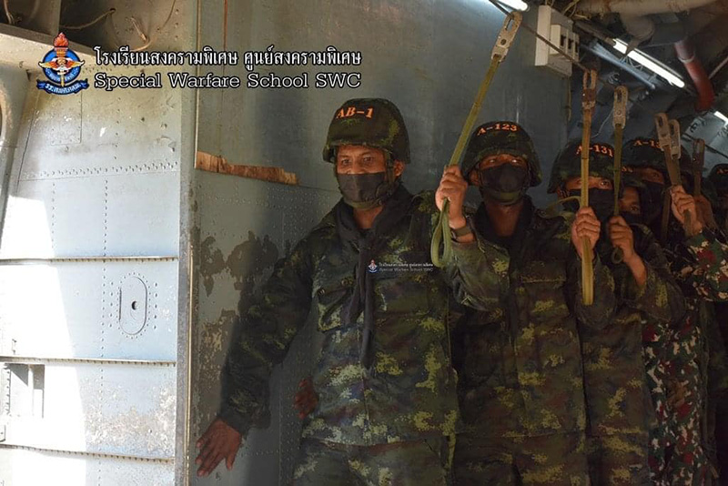 บัวขาว วางนวม ฝึกทหารโดดร่ม