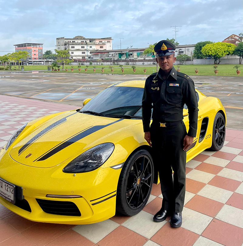 บัวขาว วางนวม ฝึกทหารโดดร่ม