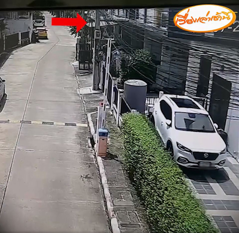  นาทีหลังคาโรงรถบ้านอดีตผู้ว่าฯ ถล่มโครม