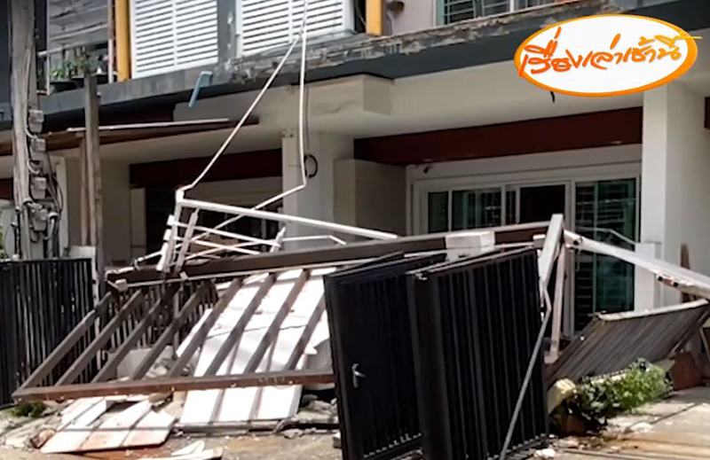  นาทีหลังคาโรงรถบ้านอดีตผู้ว่าฯ ถล่มโครม