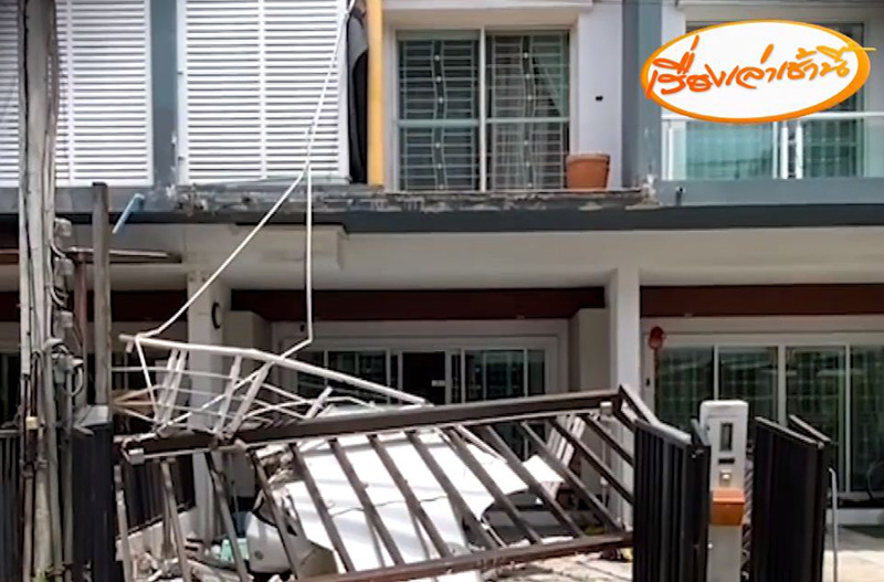  นาทีหลังคาโรงรถบ้านอดีตผู้ว่าฯ ถล่มโครม