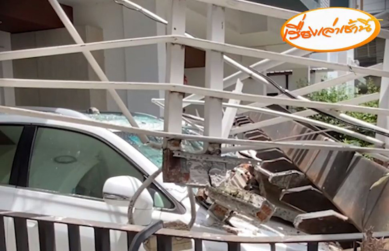  นาทีหลังคาโรงรถบ้านอดีตผู้ว่าฯ ถล่มโครม