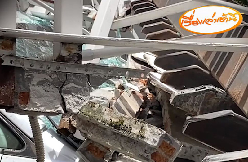  นาทีหลังคาโรงรถบ้านอดีตผู้ว่าฯ ถล่มโครม