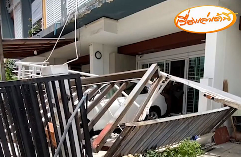  นาทีหลังคาโรงรถบ้านอดีตผู้ว่าฯ ถล่มโครม