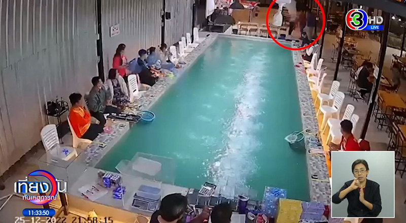 ลูกค้าหัวร้อน ขับเก๋งหรูกร่างร้านตกกุ้ง ฉุนไม่ให้กินฟรี