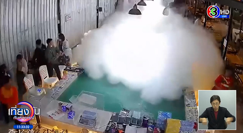 ลูกค้าหัวร้อน ขับเก๋งหรูกร่างร้านตกกุ้ง ฉุนไม่ให้กินฟรี