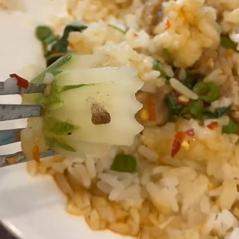 สั่งข้าวเห็นแตงกวามีเม็ดปริศนาสีน้ำตาล