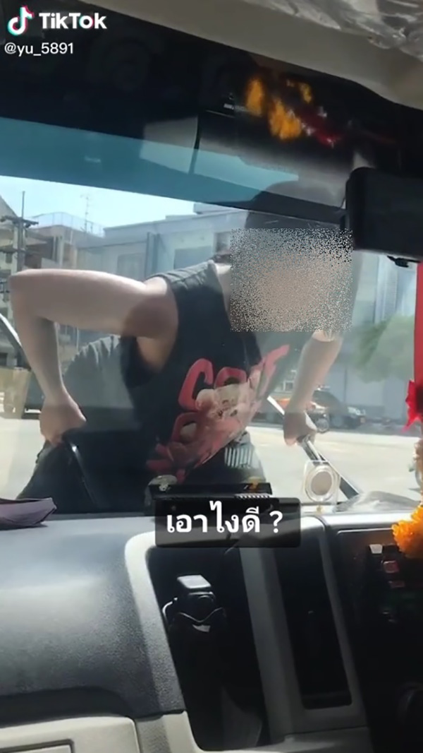 หญิงปริศนาเลื้อยขึ้นหน้ารถ 