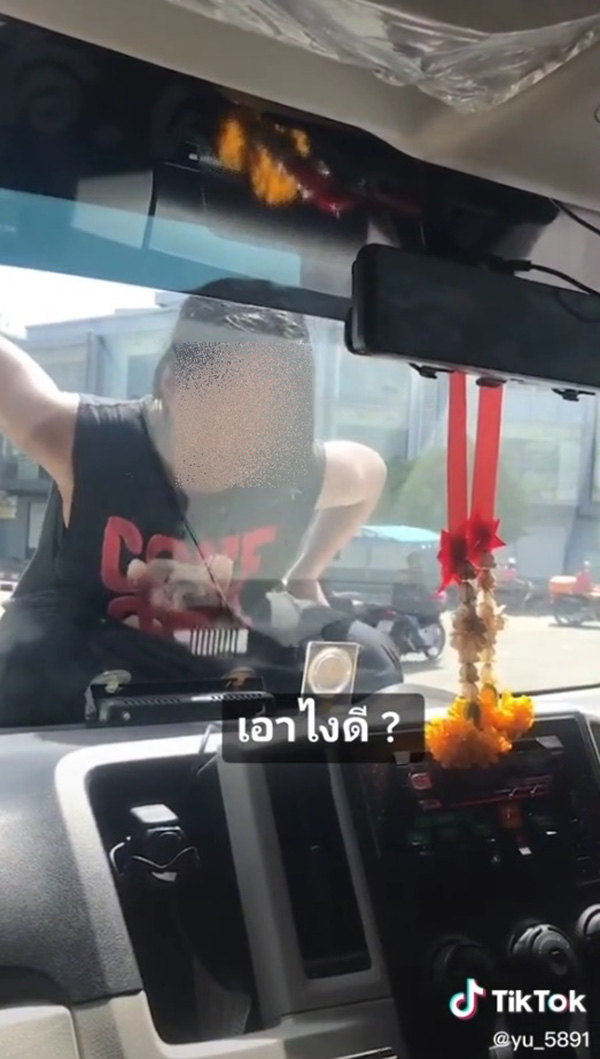 หญิงปริศนาเลื้อยขึ้นหน้ารถ 