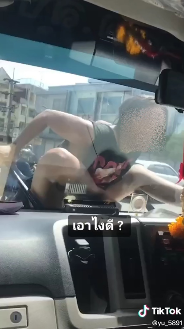 หญิงปริศนาเลื้อยขึ้นหน้ารถ 