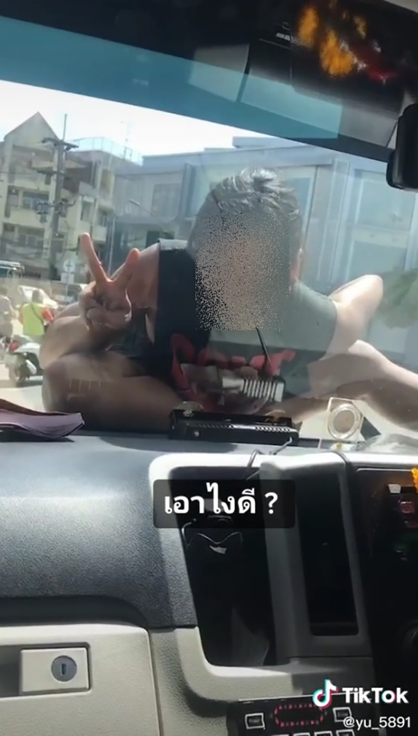 หญิงปริศนาเลื้อยขึ้นหน้ารถ 