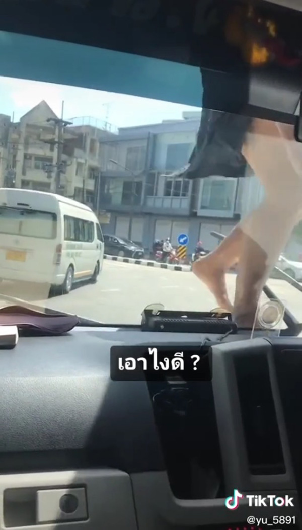 หญิงปริศนาเลื้อยขึ้นหน้ารถ 