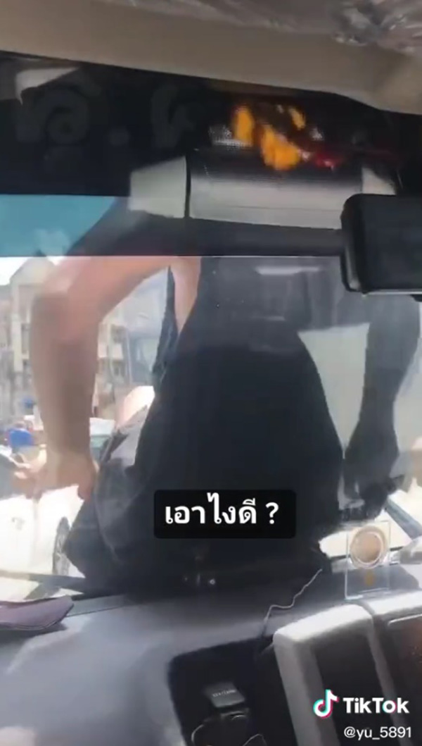 หญิงปริศนาเลื้อยขึ้นหน้ารถ 