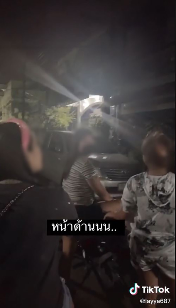 สาวบุกทวงเงินแทนเพื่อนถึงหน้าบ้านคู่กรณี