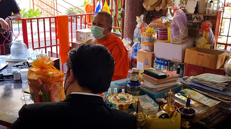 เจ้าอาวาสตอบเอง ปมป้ายทำบุญ ส.ต.ท.หญิง เคียงคู่ ส.ว. 