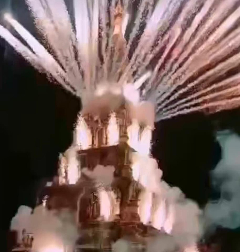 วัดดังจุดพลุไฟบนองค์พระธาตุเจดีย์เหลี่ยม