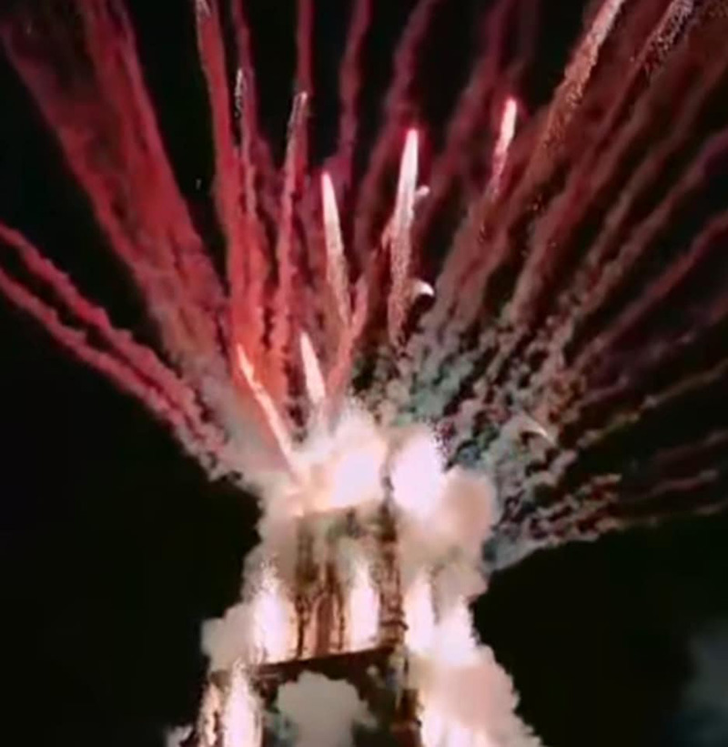 วัดดังจุดพลุไฟบนองค์พระธาตุเจดีย์เหลี่ยม