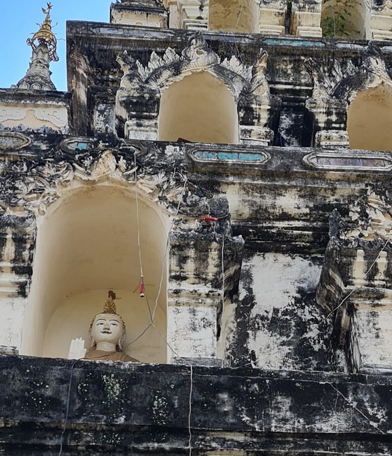 วัดดังจุดพลุไฟบนองค์พระธาตุเจดีย์เหลี่ยม