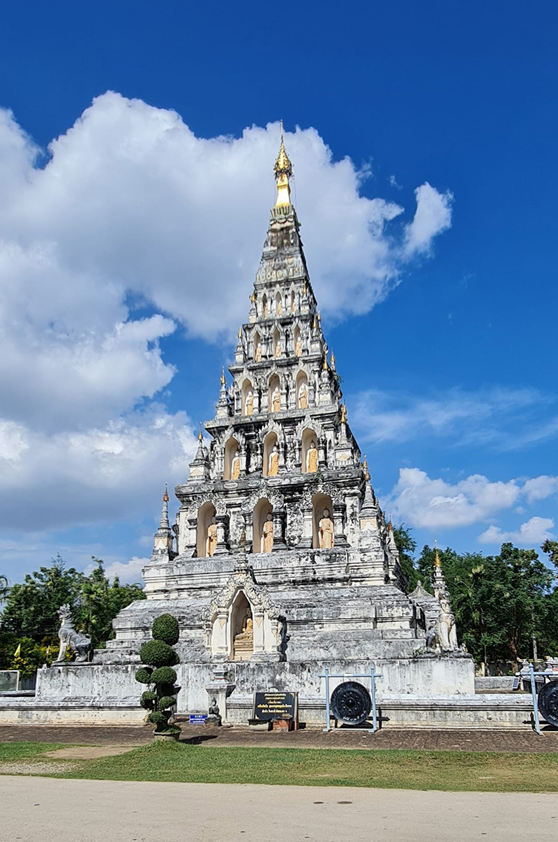 วัดดังจุดพลุไฟบนองค์พระธาตุเจดีย์เหลี่ยม